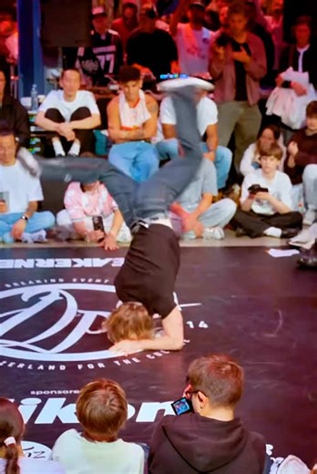 Kurt Cobain Breakdancing: A Unique Dance Performance