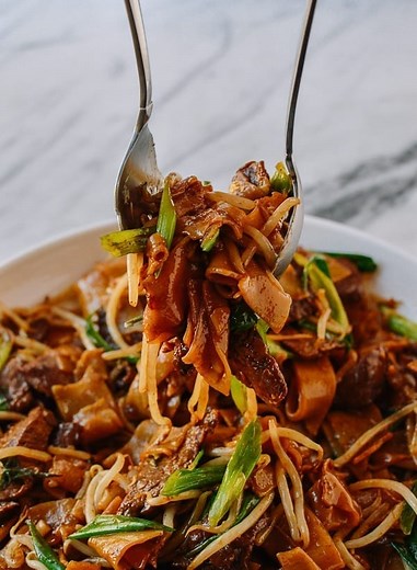 Beef Chow Fun: The Traditional Cantonese Way! - The Woks of Life