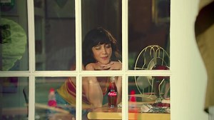 9.1K views · 100 reactions | Pour séduire, laissez tomber les roses. Prenez plutôt un Coca-Cola ☝️ | Dans Ta Pub | Facebook