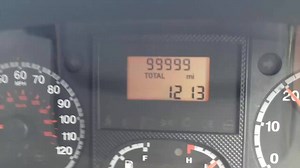 37K views · 522 reactions | Hurra! 100'000 Meilen – die Party kann beginnen Der gute alte Van hat schon einige Meilen auf dem Buckel. Für die 100'000 haben sich die Brüder vorbereitet und brechen dann in frenetischen Jubel aus. | 20 Minuten | Facebook