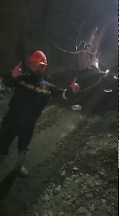 Destroying detonators in a tunnelling project in an urban area where returning detonators to the magazine is not permitted. Number of detonators should be based on the blasting pattern to avoid any leftovers. This method is not a good practice. Video credit: @muratozkan35 #blasting #detonator #blast #drillandblast #tunnellingcourse #tunnelling #tunnelblasting #tunnelengineering #artoftunnelling #tunnel #tunnelengineeringisthefuture #tunnel #tunnels #tunneling #tunel #civilengineering #miningengi