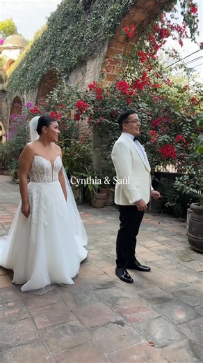 Un Frame Project ® on Instagram: "Cynthia + Saúl | Behind the scenes Guadalajara - Noviembre 2025 Them @cynthiavpm @saul.sndvl Wp @makers_bygracecu Foto @pablo.lancaster Video @unframeproject Venue @fincabyalofa"