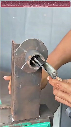 Metall formen: Handwerkliche Präzision am Drehgestell