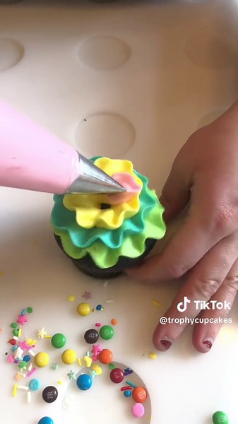 Piñata Cupcake Decorating: Fun Party Treats