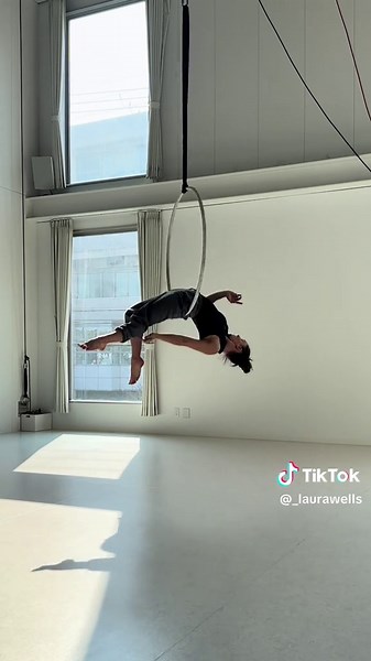 There is no feeling quite like this 🤍🤍🤍 If you’d like to learn from me I offer online tutorials. I love to focus on flow and expression. 7 Day Free Trial. Link in bio 💕 #aerialist #aerialhoop #lyra #aerialhooptutorials