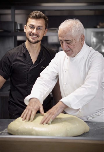 Avec le meilleur chef du monde 🍕✨ J’ai eu une fois de plus l’honneur d’être accueilli dans les cuisines du Restaurant @guysavoy ! ✨ Ensemble nous avons encore une fois fait une pizza plutôt inédite avec une pâte au corail de homard! 🦞 Donc verte crue, puis orangée une fois cuite, l’empâtement était compliqué à réaliser mais le résultat était incroyable ! 🤌 .Sauce corail .Épinards .Trompettes de la mort .Homard .Oeufs de homard .Corail râpé .Pousses d’épinards Juste sublime ✨ . . . #guysavoy #
