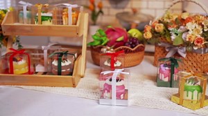 Thenshop 50 Pcs Clear Cupcake Boxes Individual 3.5 Inch Plastic Single Cupcake Containers Boxes with Inserts and Ribbon Individual Cake Storage Holders for Cake Kitchen(Gold)