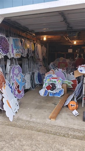 11 reactions | Come pull a sign with me in my garage with my outside slippers on  I'm excited to show you all this setup when it's up. Even the mock-up is GORGEOUS  we'll be using our new gold outline letters and our new pumpkins, can you all guess what the setup will be? Stay tuned for the next reel, there might be a catmeo 藍 #YardSigns #YardSignsbyAJC #RealReel #BehindtheScenes #YardSignLife #CelebrateAll #YardSignRentals #LovethisJob | Yard Signs by AJC | Facebook