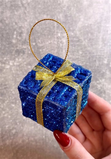 Made this little gift charm thinking about NYE nights and Sonny Fodera at midnight 🎁🎶