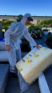 PROJEKT SKUR | Isolering af vægge og loft 🛠️ Sidste uge viste jeg jer, hvordan vi støbte gulvet i skuret – og vi har besluttet at beholde det rå betongulv, som giver et robust og råt udtryk. Det betød også, at vi kunne gå videre med næste skridt: isolering af vægge og loft ✨ 👉 Når man arbejder med isolering, anbefales det at bruge både handsker og maske. Derfor var Dimitri pakket godt ind fra top til tå 🧤😷 Selve arbejdet gik overraskende glidningsfrit, og på bare én dag fik han klaret alt de
