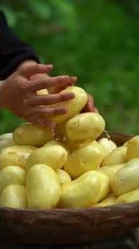 Slice and dry the potatoes to make potato chips! #delicious #cooking #food #eating