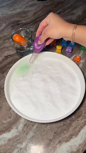 Brighten up their day with an out of this world science experiment 🌎🧪Your kids will LOVE this! Discover colors and work on color matching in a bubbly fun way with this sensory bin! All you need is: 👾tray 👾baking soda 👾white vinegar 👾food coloring 👾Jumbo Eyedroppers 👾Alien Counters Save this for later! • • • #learningresources #kidstoys #sensoryactivity #sensorybin #colormatching #kidsactivites #indooractivities #kidsscience | Learning Resources