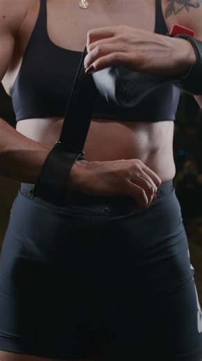 Seus treinos nunca mais serão os mesmos. Apresentamos o Python MaxGrip, a evolução dos straps. Inspirado na firmeza e no agarre poderoso de uma cobra Python, foi projetado para ampliar sua resistência, fortalecer sua pegada e potencializar seus resultados. Com um design inovador e tecnologia MaxGrip, o Python otimiza sua pegada, distribuindo a carga entre os dedos, antebraço e punho. Isso reduz a fadiga muscular, melhora a ativação e permite levantar mais peso com mais controle e eficiência. Mai