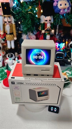 Najmeh. Lab on Instagram‎: "My 80s Birthday Trip 🥹😍 RayCue 128K Pro gives you the nostalgic feel of the Mini Mac with a modern twist. It's not just a dock, it's a standout piece of art. 3.5" color display (custom clock, photo or GIF) 21 multi-purpose magic ports3 4K displays at 60Hz 100W fast charging for laptop + 30W for phone DisplayLink and MST for Mac/Windows Retro design, I wish I hadn't said something about this little thing.. @raycue_official بازگشت من به دهه 80دهه تولدم 😍 RayCue 128K