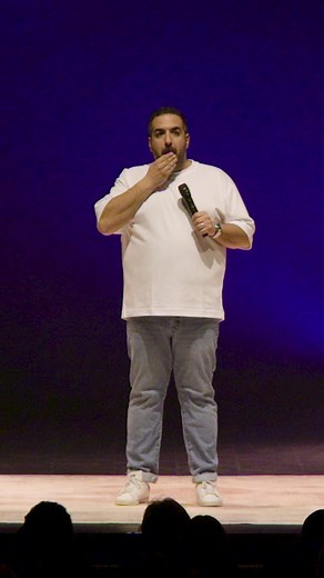 Salut Varennes, je suis de passage chez toi avec mon spectacle Pas besoin d’ajouter la Sauce. Tu veux pas manquer ça! Tu penses que je suis drôle au Maitre du Jeu? T’es pas prêt pour ce qui s’en vient ! | Neev | Facebook