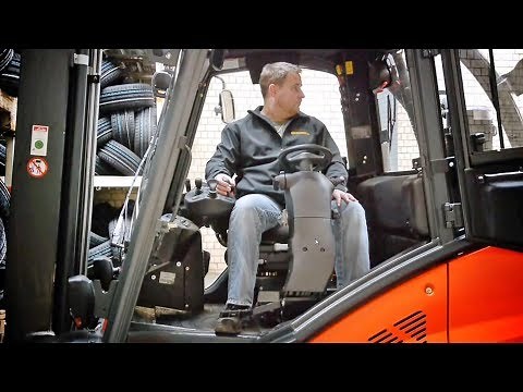 Rotating driver's workstation for forklift trucks