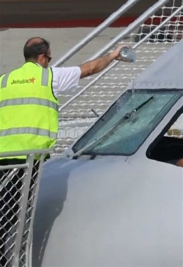 Complex aircraft. Very simple solution. Well done to the engineers for the quick turnaround and getting the aircraft serviceable again. #jetstar #airbus320 #fyp #aviationlovers #aircraftengineer @Jetstar Australia