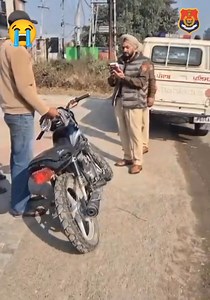 🚨 Special Nakabandi Update — Action Against Traffic Violations 🚨 During a special nakabandi, Traffic Incharge Gurdaspur intercepted a modified motorbike found without number plates. The vehicle has been impounded on the spot for violating traffic norms. Gurdaspur Police urges all riders to strictly follow traffic rules. Modified vehicles, loud/altered silencers and number-plate violations will not be tolerated. Follow the rules. Stay safe. Avoid penalties. #GurdaspurPolice #PunjabPolice #Traff