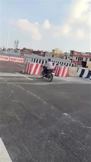 UrbanVibe on Instagram: "日本利用压电瓷砖将脚步转化为电能。这些瓷砖捕捉来自你脚步的动能。当你行走时，你的重量和动作会对瓷砖产生压力。瓷砖会轻微弯曲，从而产生机械应力。瓷砖内部的压电材料将这种应力转化为电能。每一步都会产生少量电荷，而数百万步结合在一起就能产生足够的电力来驱动 LED 灯、数字显示屏和传感器。在像涩谷车站这样繁忙的地方，每天大约有 240 万个脚步为这一系统作出贡献。这些电能可以被储存或立即使用，从而减少对传统电力来源的依赖，并支持可持续的城市基础设施。这种方法将日常运动转化为实用的可再生能源 #日本 #知识 #事实 #你知道吗 #推荐 #科技 #创新 #历史 #技术 #实验 #热门 日本利用压电瓷砖将脚步转化为电能。这些瓷砖捕捉来自你脚步的动能。当你行走时，你的重量和动作会对瓷砖产生压力。瓷砖会轻微弯曲，从而产生机械应力。瓷砖内部的压电材料将这种应力转化为电能。每一步都会产生少量电荷，而数百万步结合在一起就能产生足够的电力来驱动 LED 灯、数字显示屏和传感器。在像涩谷车站这样繁忙的地方，每天大约有 240 万个脚步为这一系统作出贡献。这些电能