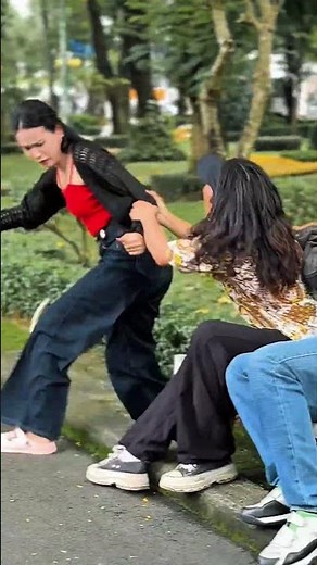 protect the girl from two bad guy #kindness #action #kungfu #martialarts #movie