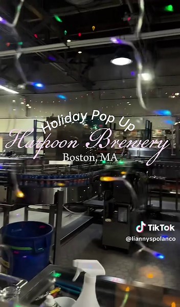 Harpoon Brewery Holiday Pop-Up en Boston es EL plan del mes: cervezas artesanales de temporada, pretzels gigantes, mercadito navideño, fogatas y vibes invernales por todas partes. ❄️🍺 Si estás en Boston, tienes que venir. #tiktokgoexplore #BostonHoliday #HarpoonBrewery #holidays