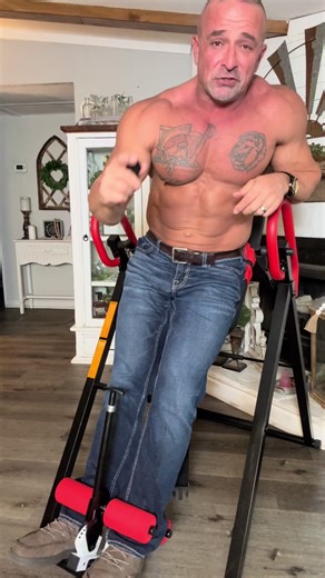 This inversion table has become part of my daily recovery routine. I use it to decompress my spine, take pressure off my lower back, and just feel human again after hard training days. Living with sciatica and scoliosis, I’m not chasing quick fixes — I’m focused on mobility, recovery, and consistency. A few minutes upside down helps me reset, breathe, and move better so I can keep showing up in the gym and in life. No magic. Just tools, habits, and doing the work 👊 #BackPainRelief #RecoveryTool