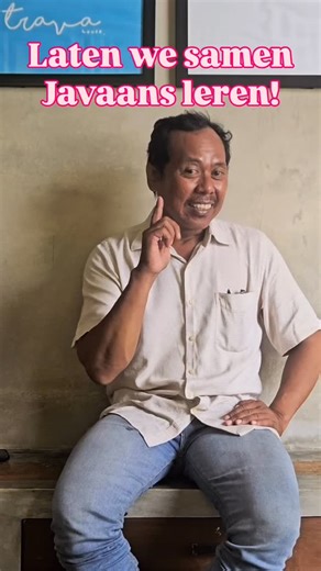 Laten we samen Javaans leren! Indonesië bestaat uit meer dan 17.000 eilanden en kent wel honderden dialecten. In Yogyakarta, waar we vorige week waren, spreken de mensen Javaans. Benieuwd hoe dat klinkt en hoe dat verschilt met Bahasa Indonesia (het ABN van Indonesië)? Bapak Suprianto, de host van het guesthouse waar we verbleven, wilde jullie met liefde wat Javaanse woordjes leren 🤗 1. Hoe gaat het? 🇮🇩 Apa kabarmu 👉 Piye kabarmu 2. Hoe heet je? 🇮🇩 Siapa namamu 👉 Sopo jenengmu 3. Hoe oud 