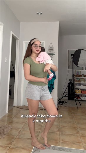 I was 50kg pre pregnancy, I gained 20kg during my pregnancy, and lost 10kg since I was pregnant. Taking it slow with walking, pelvic floor exercises, and a small deficit ✨ Keep in mind: part of the weight loss was baby & water weight so please be kind to yourself, and listen to your body “ recovery takes time “ you just did a beautiful thing bringing a baby into the world 🩷 #postpartumbody #momcontent #weightlossjourney #fypreels #jackelaineflamingo | Jackelaine Flamingo