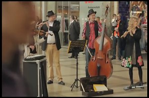 Opera flashmob stuns an entire crowd.