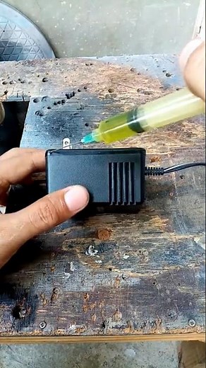 How to open a SCREWLESS AC/DC Adapter
