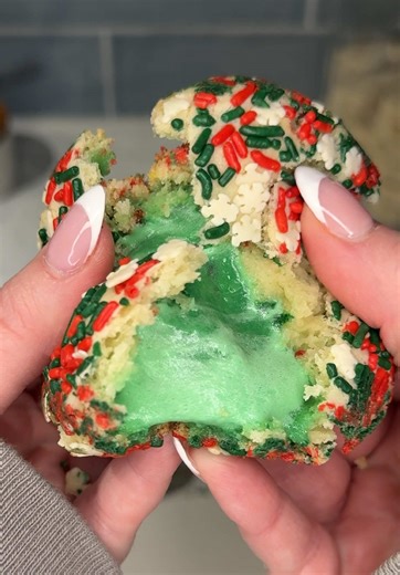 these funfetti blondie lava bites have crunchy sprinkles on the outside and a gooey festive surprise on the inside… ❤️✨💚 Ingredients: 1 box @Funfetti Holiday Cake Mix 1 stick (½ cup) melted butter 1 egg 2 tbs milk Funfetti Holiday Green Vanilla Frosting Funfetti Holiday Red Vanilla Frosting holiday sprinkles (for rolling) Instructions: Scoop small dollops of red and green Funfetti frosting (about ½ tablespoon each) onto a parchment-lined tray and freeze until firm. In a large bowl, combine cake