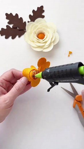8.7K views · 96 reactions | How to make a rolled felt flower. Start with the outside edge and roll up towards the middle. You can leave that little circle as a way to get a finished look on the back or cut it off if it’s in the way!  #feltflower #rolledflower #feltflowertutorial #feltflowerfun #feltrose #feltflorist #feltflowerbouquet | Resa Curbo Creative | Facebook