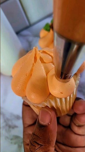 How to Make Adorable Pumpkin Cupcakes | Perfect Fall Treat! 🎃🍂