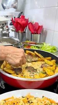 This steak here 🥩🔥 with garlic and cheese sauce 🧄🧀 and potatoes 🥔 is really good.
