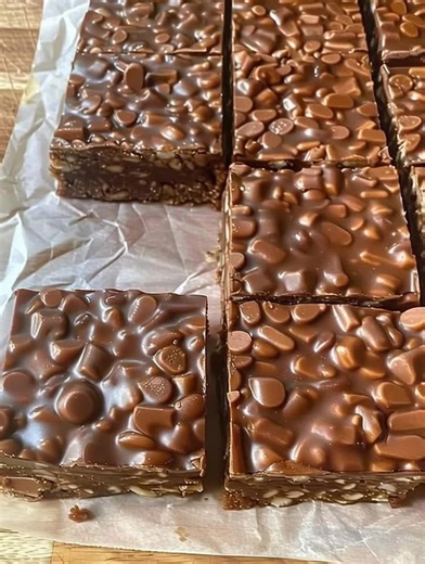 These are my most popular bars. I usually make at least 500 of these at Christmas. It’s a very simple recipe but full of great taste! | Mindrix