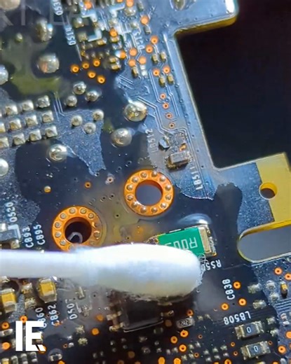 166K views · 365 reactions | Cleaning RAM on your motherboard is occasionally necessary. But it's something to do only if you know what you're doing. You need to use both the right tools and the right chemicals. ️: Instagram/ grtlab_tech | Interesting Engineering | Facebook