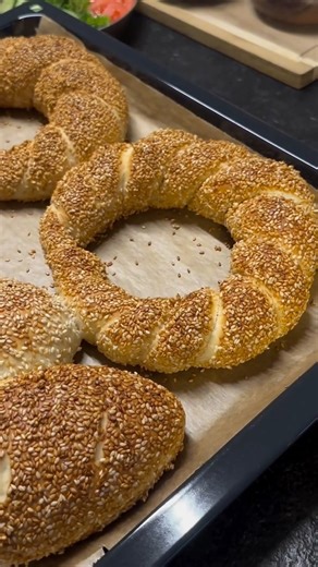 LIMI BAKERY♥️ on Instagram: "✨ Hausgemachte Simit – außen knusprig, innen weich ✨ Perfekt zum Frühstück oder als Snack 🥨 Zutaten für den Teig • 200 ml lauwarmes Wasser • 200 ml lauwarme Milch • 20 g frische Hefe • 3 TL Zucker • 3 EL Öl • 1 TL Salz • ca. 600–650 g Mehl • 1 EL weiche Butter Außerdem • 100 ml Wasser • 120 ml Traubensirup • geröstete Sesamkörner ⸻ Zubereitung 1️⃣ Lauwarmes Wasser, lauwarme Milch und die Hefe in die Rührschüssel geben und ca. 15 Minuten ruhen lassen, bis die Hefe ak