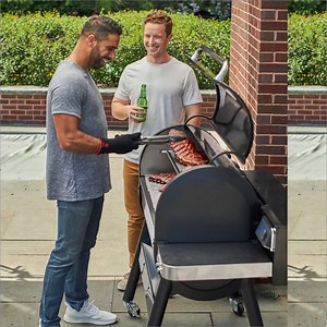 Rook, Sear en alles daartussenin met de nieuwe SmokeFire. Ontvang twee gratis accessoires bij aankoop van geselecteerde barbecues. | Weber barbecues Holland