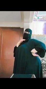 Introducing the traditional Arab Abaya and how to wear it