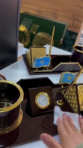 SHUAK | Интерьерлік декор & VIP сыйлықтар on Instagram: "Бұл — өзіміз дайындайтын авторлық үстел үсті жинағы. ✔️ Жеке есім, эмблема, логотиппен жасаймыз ✔️ Түстері: қара / қоңыр / ақ ✔️ Кварц сағаты (түнде жарық береді) ✔️ Металл люкс қаламсап ✔️ Үлкен қаламсалғыш + телефон қойғышы ✔️ Өлшемі: 40×20 см ✔️ Қосымша нақыл сөз немесе цитата жазуға болады ✔️ Барлық дизайн бағасына кіреді 🔹 Қара / ақ түсі — 26 000 тг 🔹 Қоңыр түсі — 28 000 тг ✨ Тапсырыс беріп үлгеріңіз 📩 WhatsApp: 8 775 368 5749"