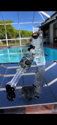 🔥🔨 Smoking in Style: Freeze Pipe's Hammer Bubbler