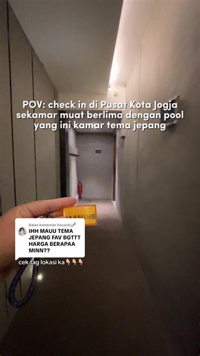 Membalas @houzuki💤 Langsung KLIK TAG LOKASI untuk cek harga terbaru✨ btw kasurnya bukan kasur tipis ya ini kasurnya kasur tebel empuk yang kayak ditanam gtu lohh guys, recommend it banget ! Kalau kalian lagi cari penginapan dekat Malioboro Jogja yang bisa muat banyak orang, Ohana Suites Jogja ini wajib banget masuk wishlist kalian! Di sini ada tipe kamar family yang luas banget, terdiri dari 2 kamar tidur, dan bisa muat 5 orang (bahkan bisa 6 orang kalau tambah extra bed). Cocok buat keluarga b