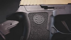 🇫🇷 Le vétéran de la Delta Force Kyle Lamb de notre partenaire Viking Tactics Inc. a élaboré avec Sig Sauer le VTAC P320. Découvrez en direct du salon Shotshow ce superbe custom. | 5.11 Tactical