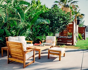 Flipping Furniture For a Profit [2025 Definitive Guide] | HearMeFolks