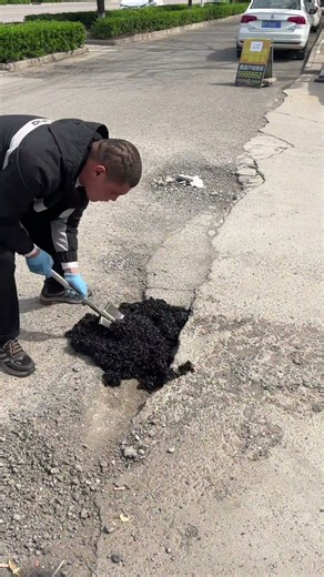 The construction steps of asphalt cold patching material