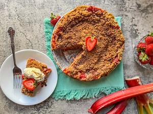Old Fashioned Rhubarb Pie with Crumb Topping