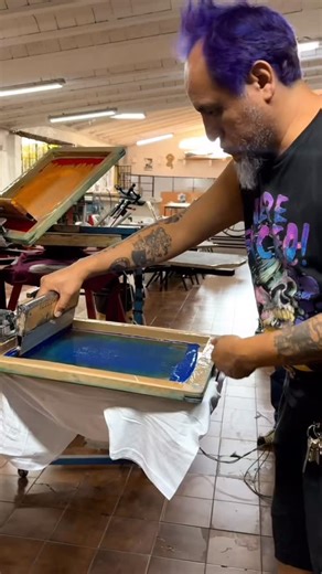 Ya comenzó la impresión de playeras, como ya es tradición, el taller de serigrafía de Faro Indios Verdes te invita a imprimir tu playera con la imagen conmemorativa de día de muertos. En esta ocasión honramos la memoria de nuestros compañeros Juan Castillo y Christian López. 📆 Días de impresión: martes 28, miércoles 29 y jueves 30 de #octubre2024 de 13 a 18 horas. 🧡Recuerda que la impresión es gratuita🧡 | FARO Indios Verdes