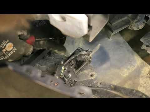 Nissan Juke How-To: Headlight Removal
