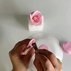 1.7K views · 91 reactions | Gum Paste Rose  easy to make • • • • • • • #gumpaste #gumpasteflowers #sugarflowers #sugarflower #sugarflowerart #artsugar #cake #cakes #cakedecorator #cakedesign #cakedecorating #cakeart #cakeartist #cakedecoratorsofinstagram #cakesupplies #topper #toppers #flowers #birthdaycake #weddingcake #weddingcakes #cakemaker #rose | Garden Sugar Flowers | Facebook