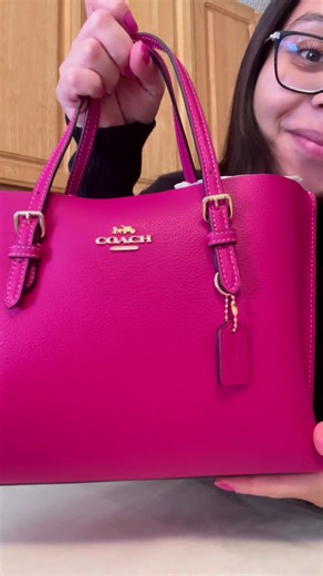 Unbox my brand new Mollie Tote 25 in Cerise with me 🩷 gracias mi amor 🥹 #coach #tote #mollietote25 #handbag #pink #pinkaesthetic #cerise @Coach #coachoutlet #love #cute #mom #amor